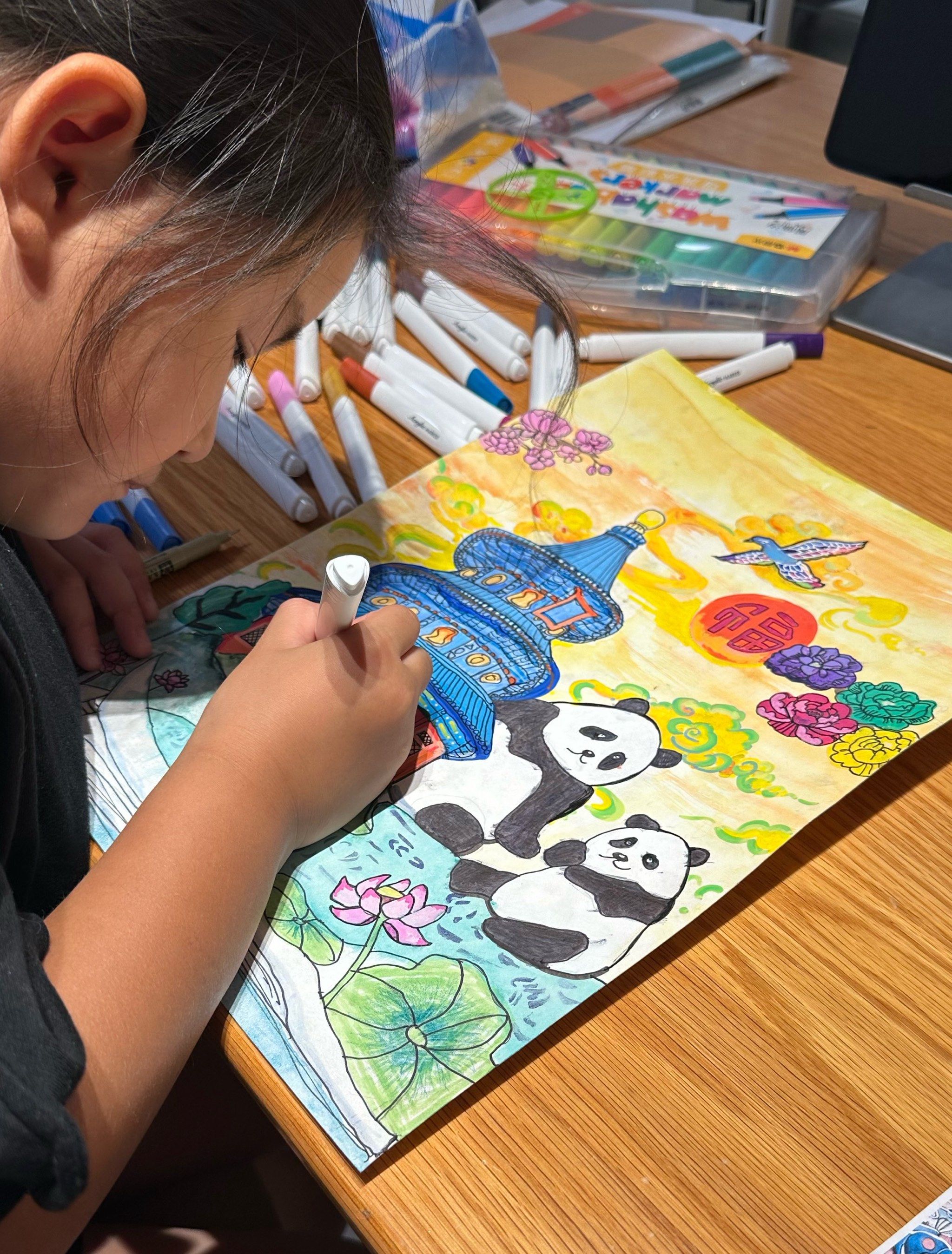 小女孩的画画时光