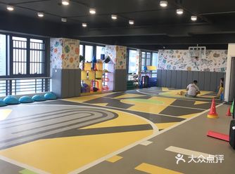 教练很认真，也很会带动好人。场地就是如图拍照的样子