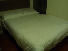 特惠大床房-莫泰酒店(上海虹桥北新泾地铁站天山路店)