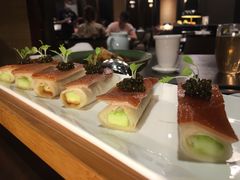 鱼子酱配脆皮烤乳猪-广州文华东方酒店·江-由辉师傅主理