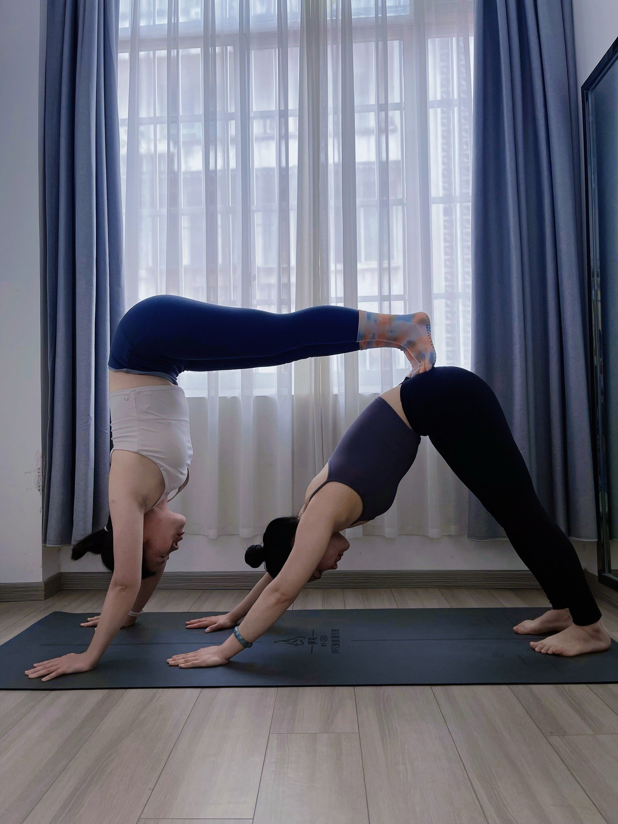 姐妹同练瑜伽动作