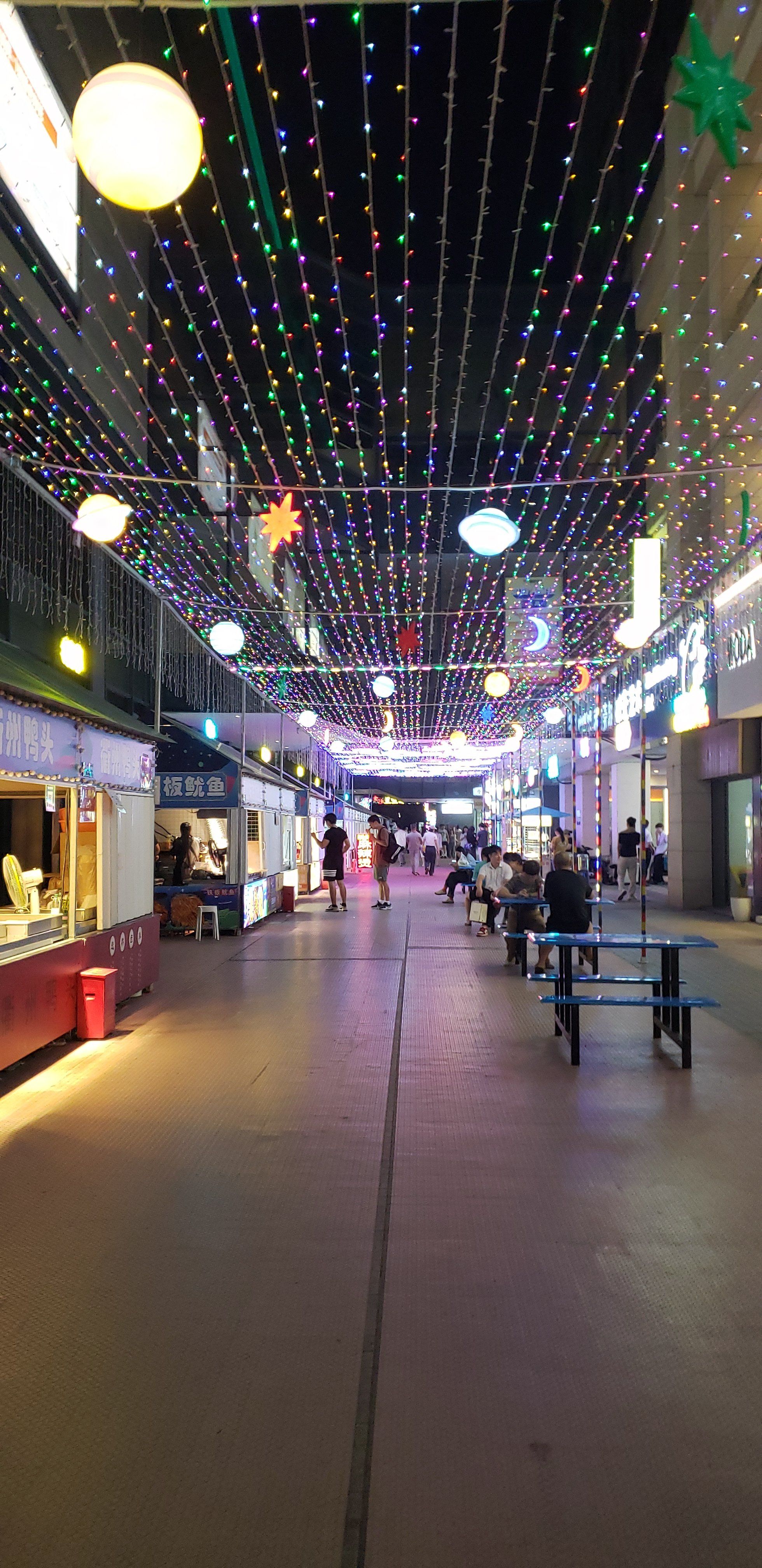 商业街的热闹时光