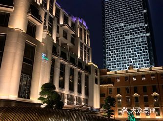 坐拥陆家嘴天际线全景和外滩沿岸旖旎风光