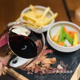 来浦东嘉里城喝红酒吃西餐啦~