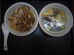 -松树干拌面店