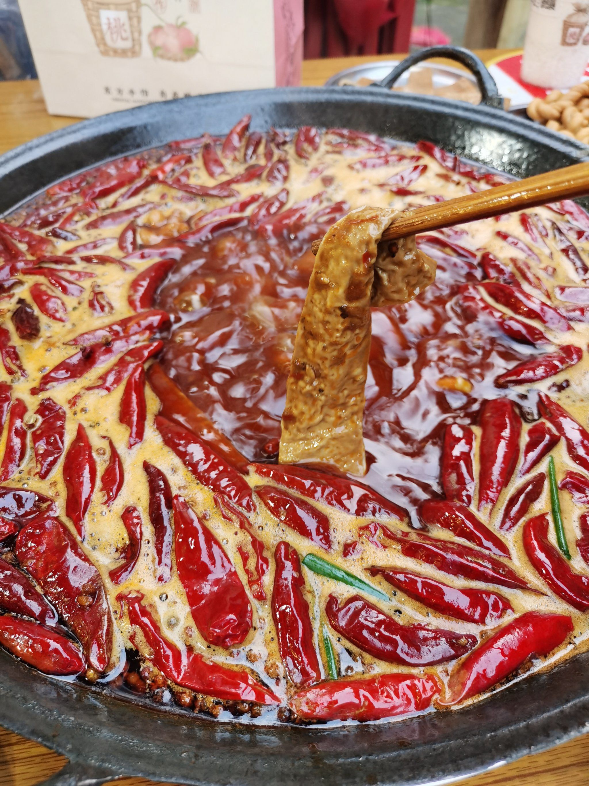 锅底美味醇香,泡泡豆干一绝的渣渣老火锅,值得二刷!