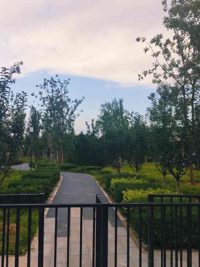 郑常庄公园-"从京荟广场的电影院看完电影,搜到附近有一.