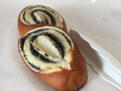 黑芝麻碱水面包-可颂坊(中心书城店)
