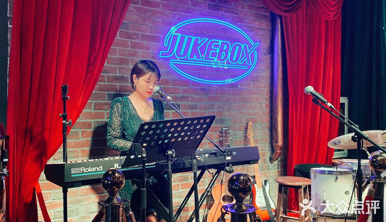 华侨城创意园敲适合约会的音乐餐厅 