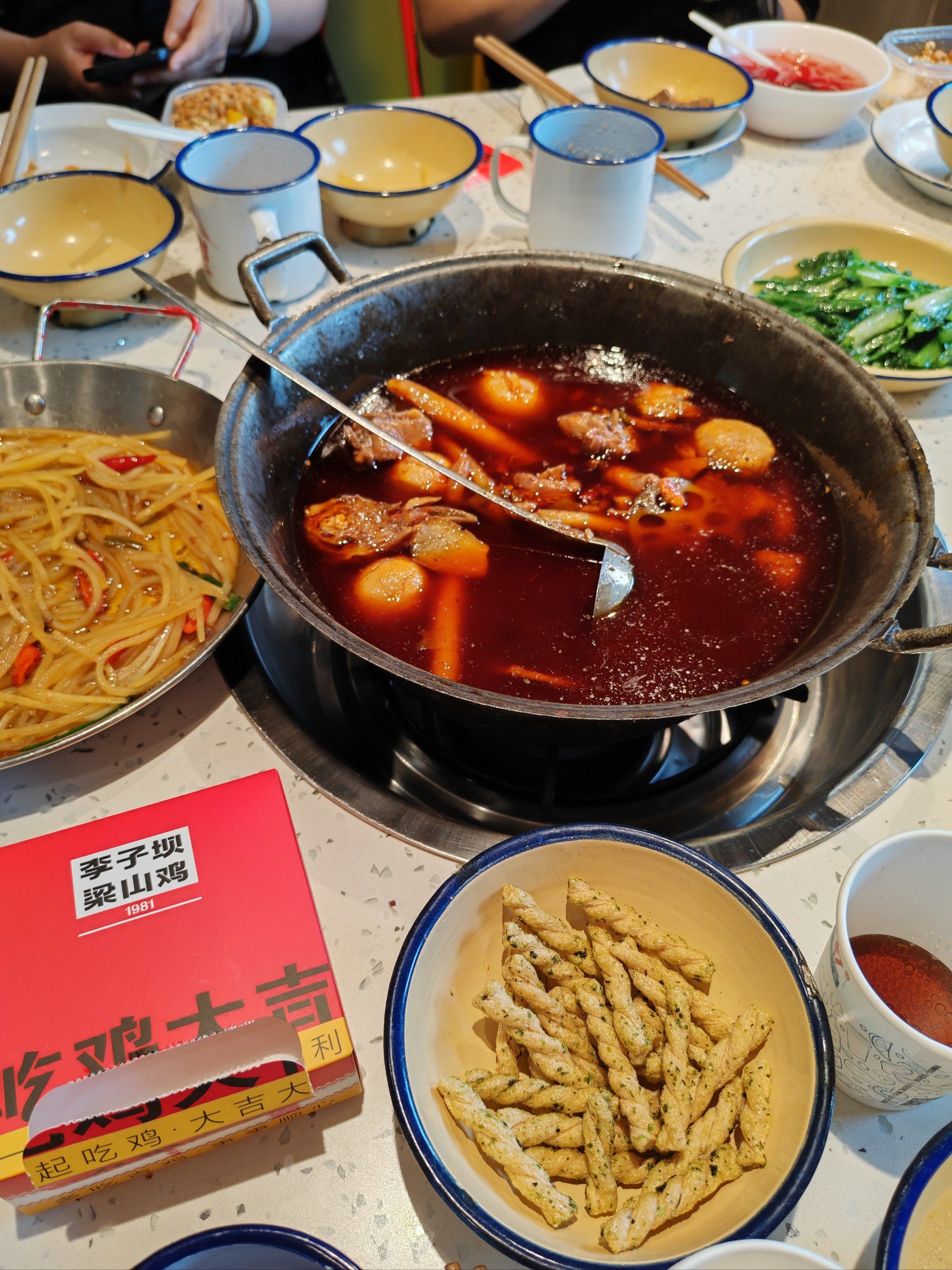 在重庆不吃火锅就吃李子坝梁山鸡