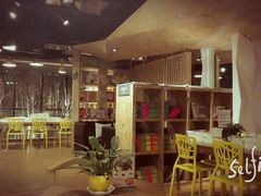 -新华里咖啡书吧(新华书店小寨店)