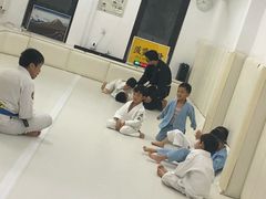 -菠萝格斗巴西柔术训练馆