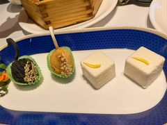 鸳鸯榴莲天鹅酥-名人坊·新派粤菜(河西奥体博览中心金鹰世界店)