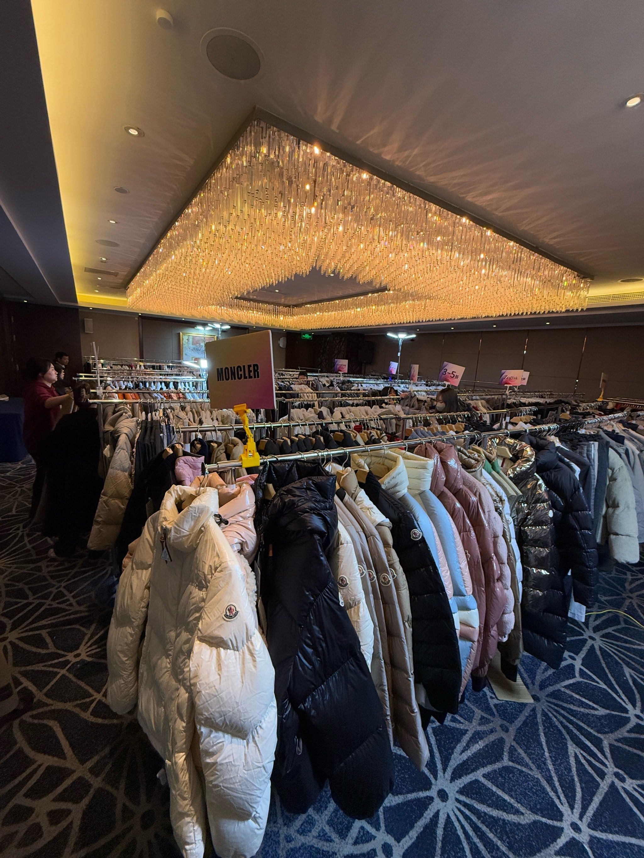 国贸特卖会好多羽绒服!太便宜啦
