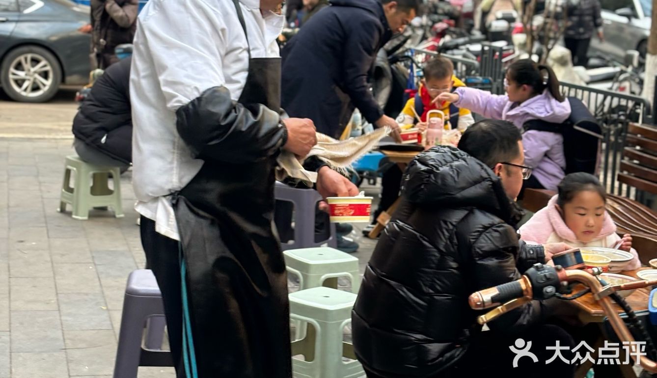 武汉开了30年的铁棚子热干面 用利友诚的碗？