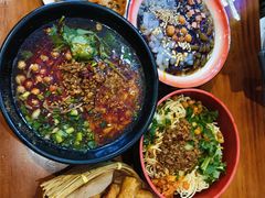 -爆炸头阿姨小四川正宗川味小吃(无任何分店)