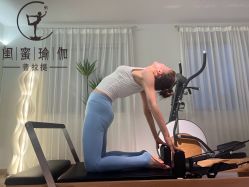 -闺蜜瑜伽·普拉提女性塑形馆