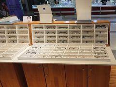 -MiRi眼镜连锁·蔡司·尼康控优点合作店(莘庄店)