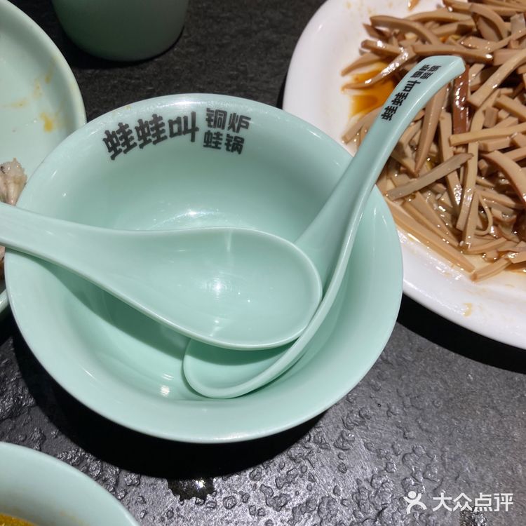 送一个凉菜，上面一层牛蛙