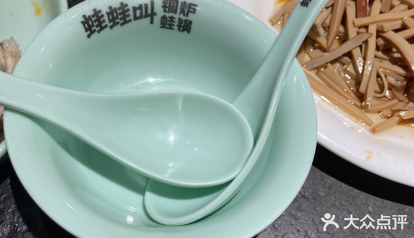 送一个凉菜，上面一层牛蛙