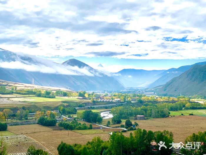 新都桥贡嘎雪山观景台图片