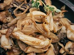 橄榄油大蒜炒杂菌-普兰达德国餐厅·德式脆皮烤猪肘·自酿啤酒(观唐店)