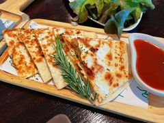 -Chom Cafe and Restaurant