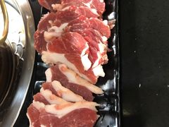 手切羊-果松木炭酸菜铜火锅·外婆参鸡汤