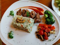 -Chom Cafe and Restaurant