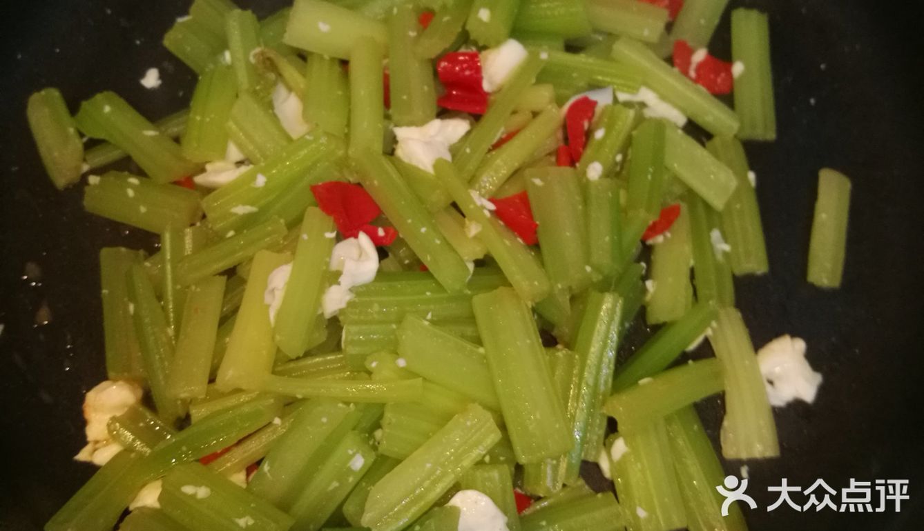 素菜美味营养不打折之蛋白炒芹菜
