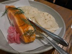 烟熏三文鱼配烤饺子皮和芥末籽酱-BOR Eatery(安福路店)