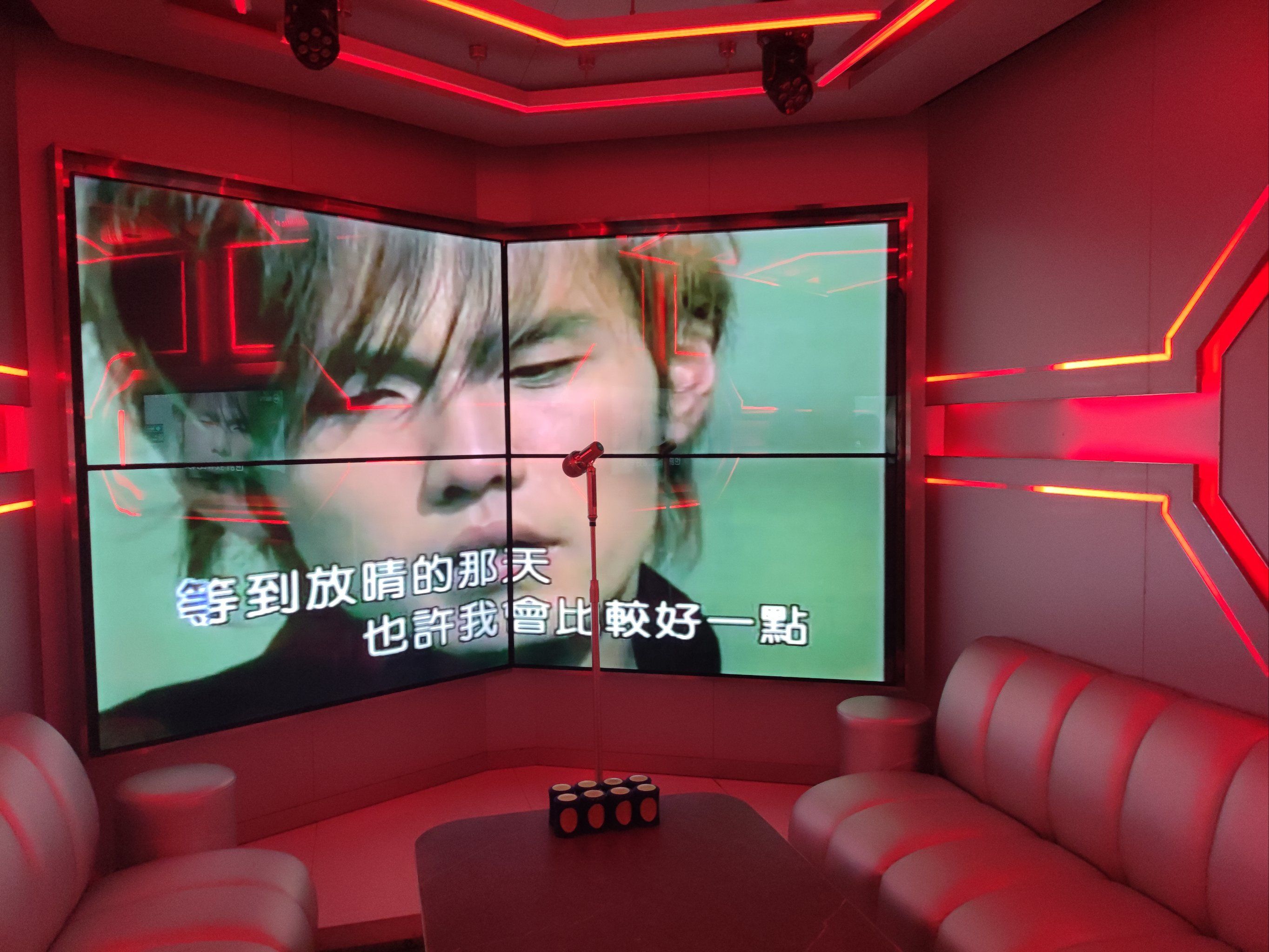 这个ktv离地铁站超级近,这可是南京西路