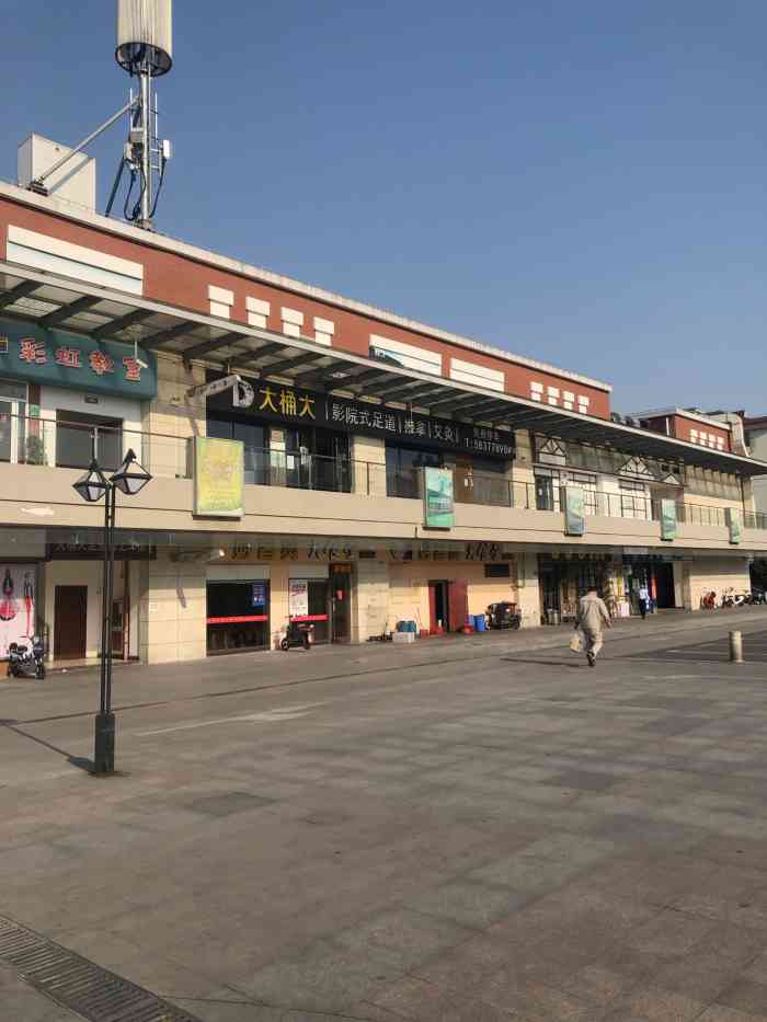 晚上中间小广场会有各种活动,月亮湾和东海岸之间会有夜市,蛮热闹的.