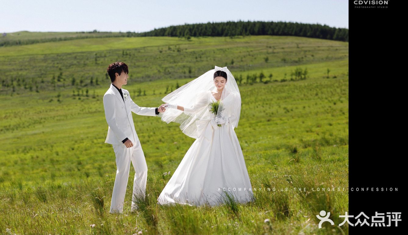 在广袤无垠的草原上来一组绝美婚纱照吧[加油]