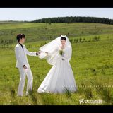 在广袤无垠的草原上来一组绝美婚纱照吧[加油]