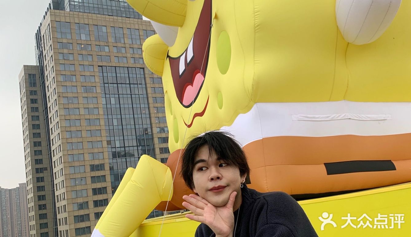 海绵宝宝降落在大悦城楼顶了？