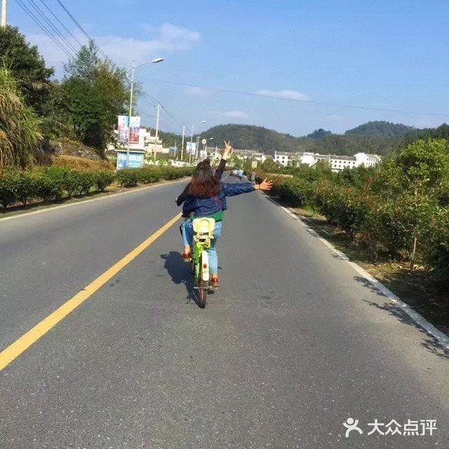 晚上有静谧的奶茶店也有嗨到爆的酒吧，看自己的选择咯