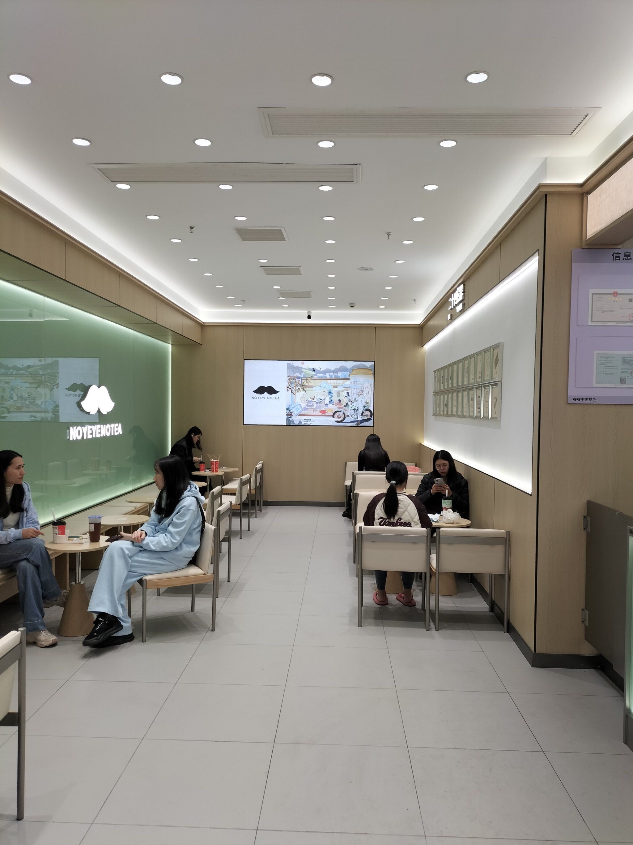 东汇城新开奶茶店,店面地方大,有很多位置 网红奶茶店