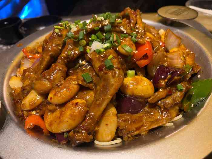 嘎嘎鸭脑壳(天府二街店)-"[薄荷]环境:门口有消毒液,店内环境也干.