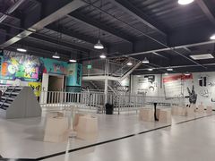 -极限PLAY运动娱乐新世界·团建派对潮玩休闲馆·室内蹦极高空游乐园