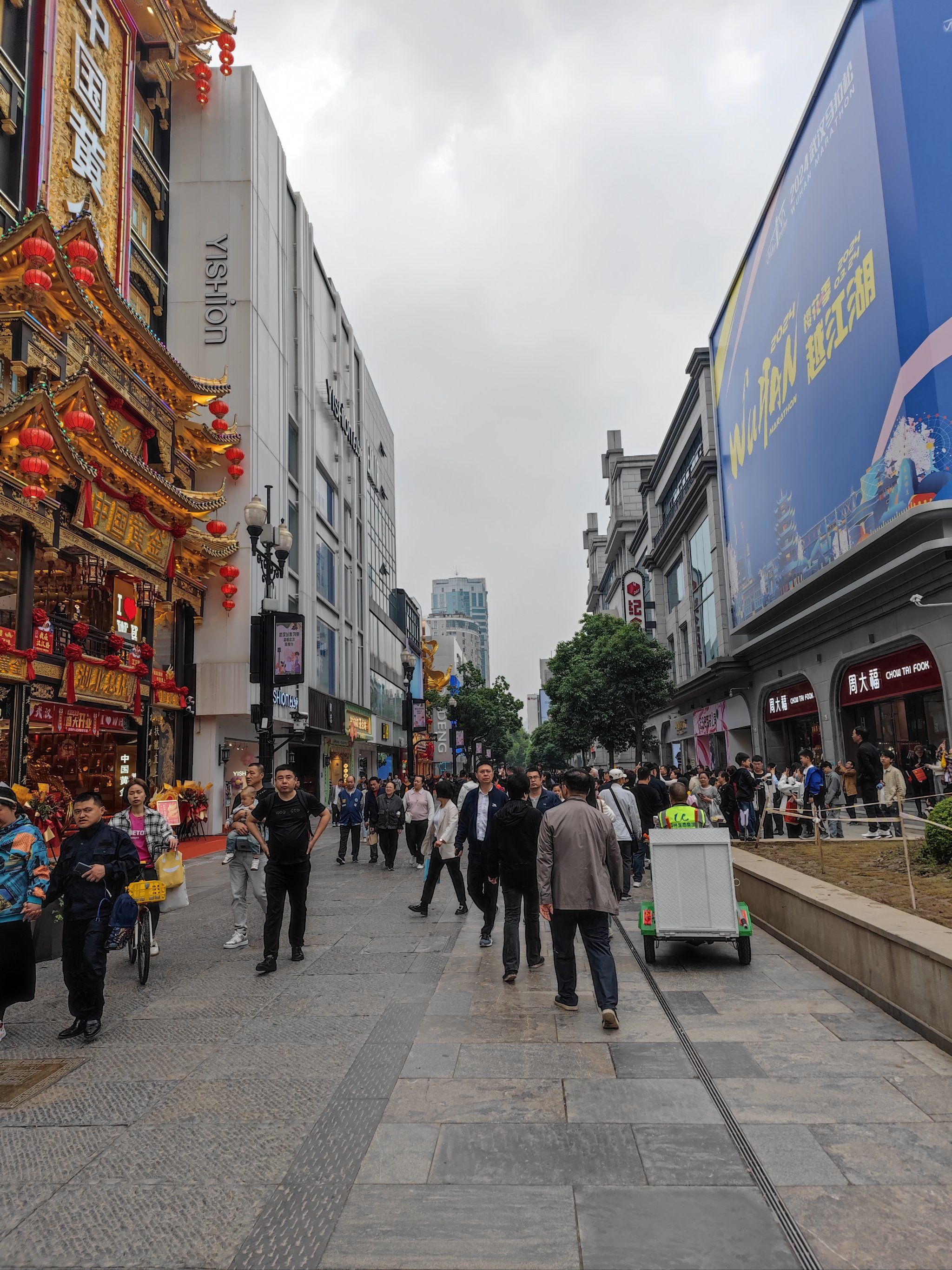 超美老城街区 #商业街 
五一武汉必打卡的一个步行街就是江汉路了