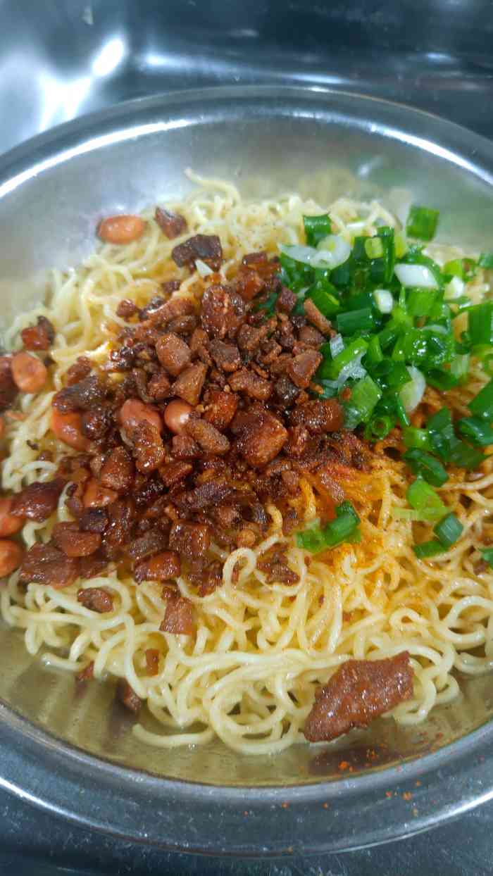 打分 贵阳比较有特色的干面,和宜宾燃面不同,而且有自己的特色,脆哨