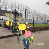 这家咖啡厅非洲风情草坪遛娃