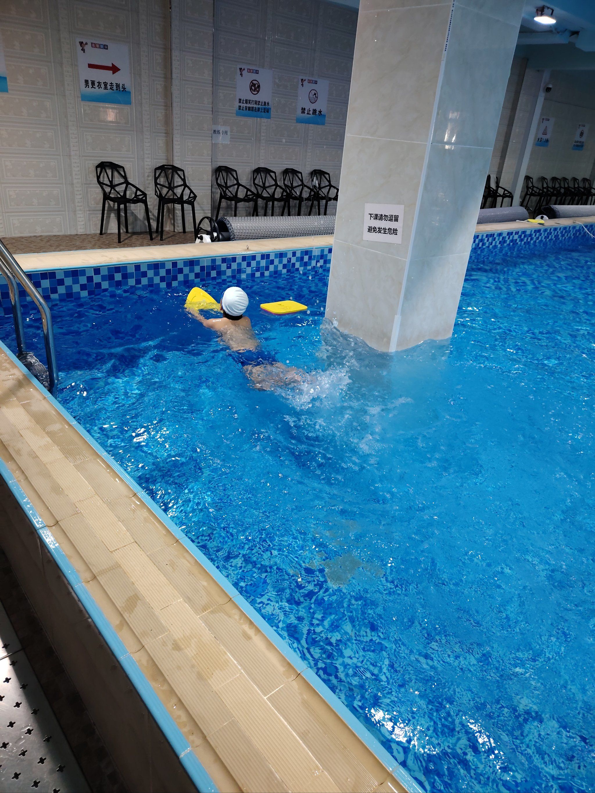 教学认真,不少小朋友在学习,水质干净,清澈见底,分深水区和浅水区