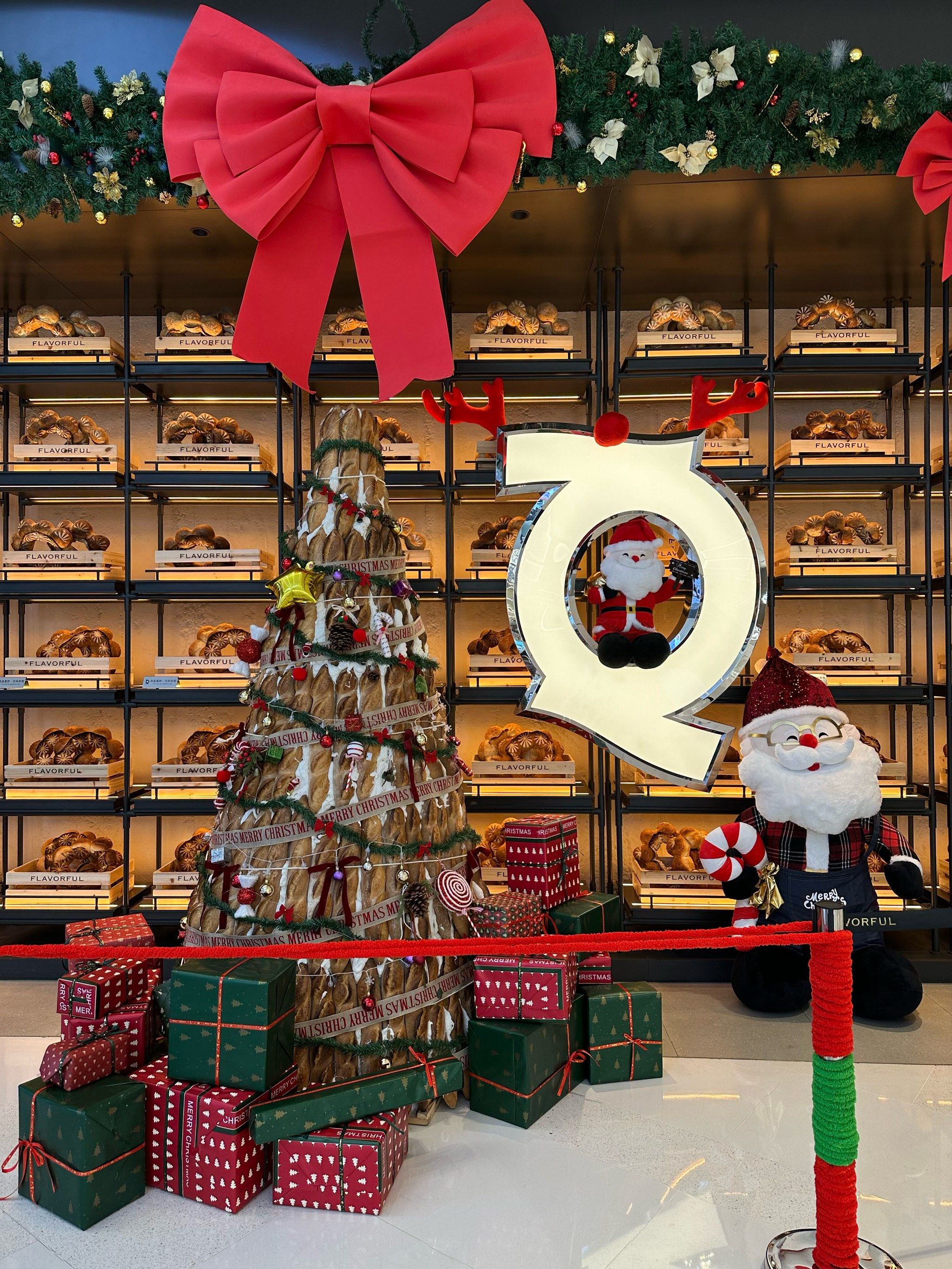 n2025年圣诞节马上就要到啦,各大商超都装饰起来了～圣诞节氛围感拉