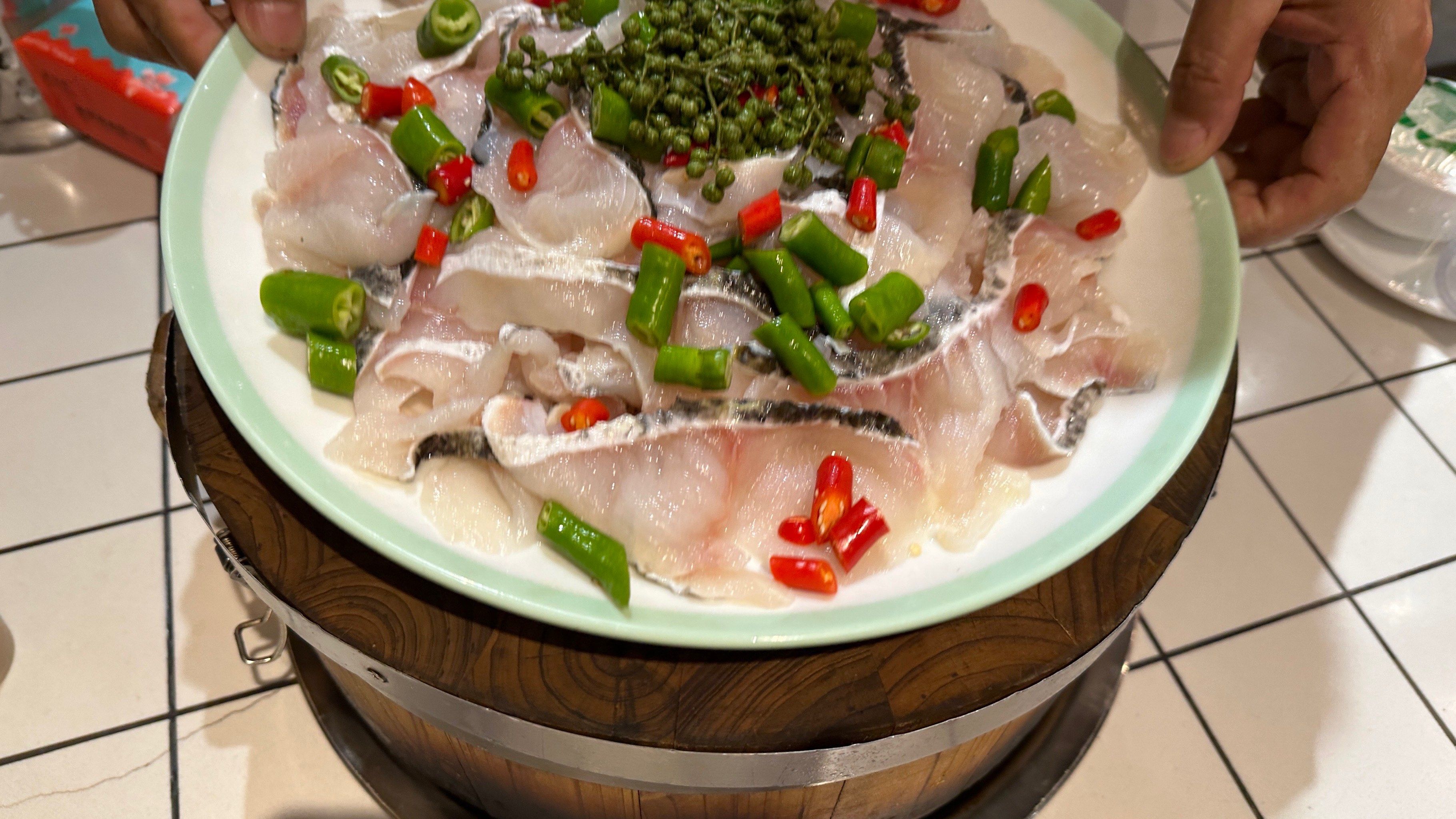 热气腾腾的木桶鱼火锅