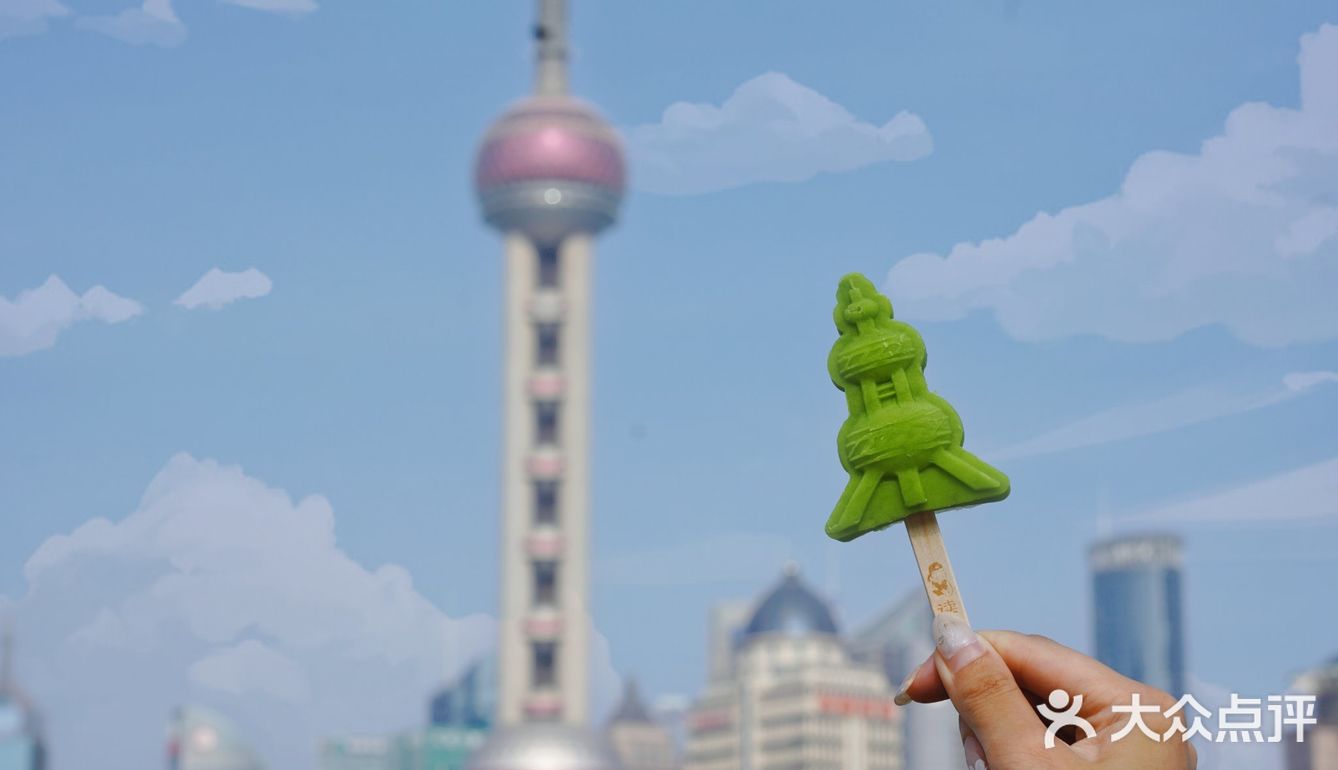 读酥世家绿豆冰糕与东方明珠合影，实在太好看啦[胜利]