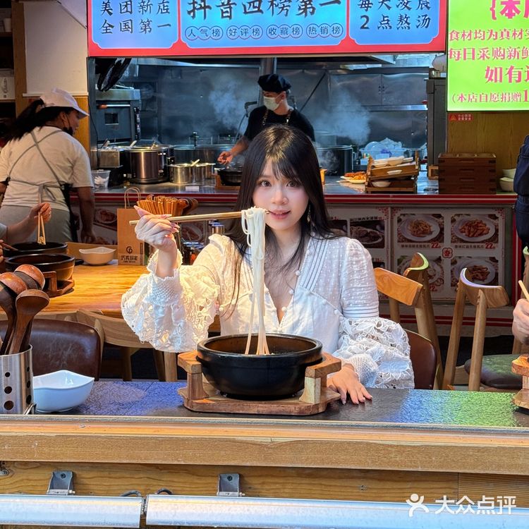 李小冉和贺峻霖来丽江都要去打包的米线店!