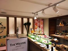 自助取餐区-湖景知味西餐厅•自助餐• 轻食(南京金茂威斯汀大酒店)