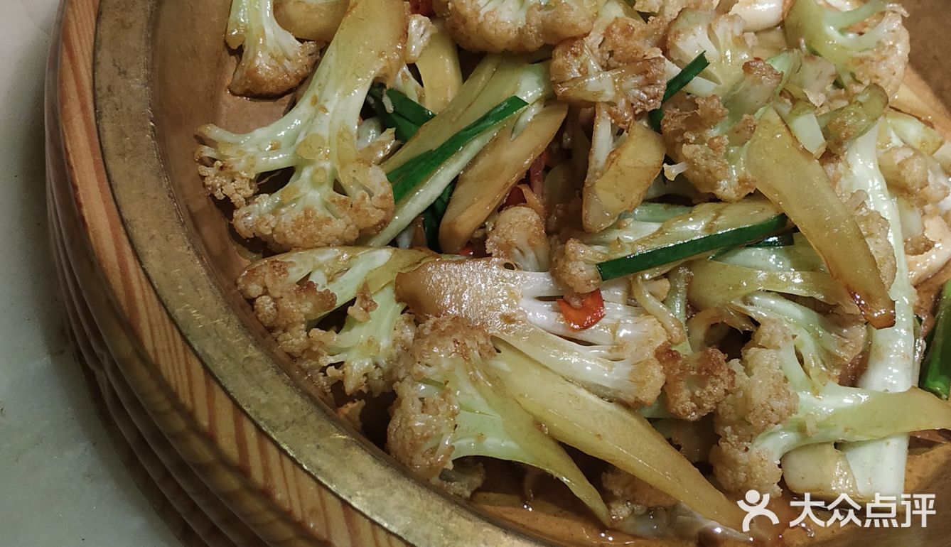 这次趁工作日休息，带家里人来尝尝。菜色和摆盘都很不错